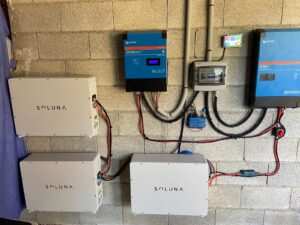 autoconsumo fotovoltaico energía solar aislada de la red eléctrica almacenamiento energía baterías litio